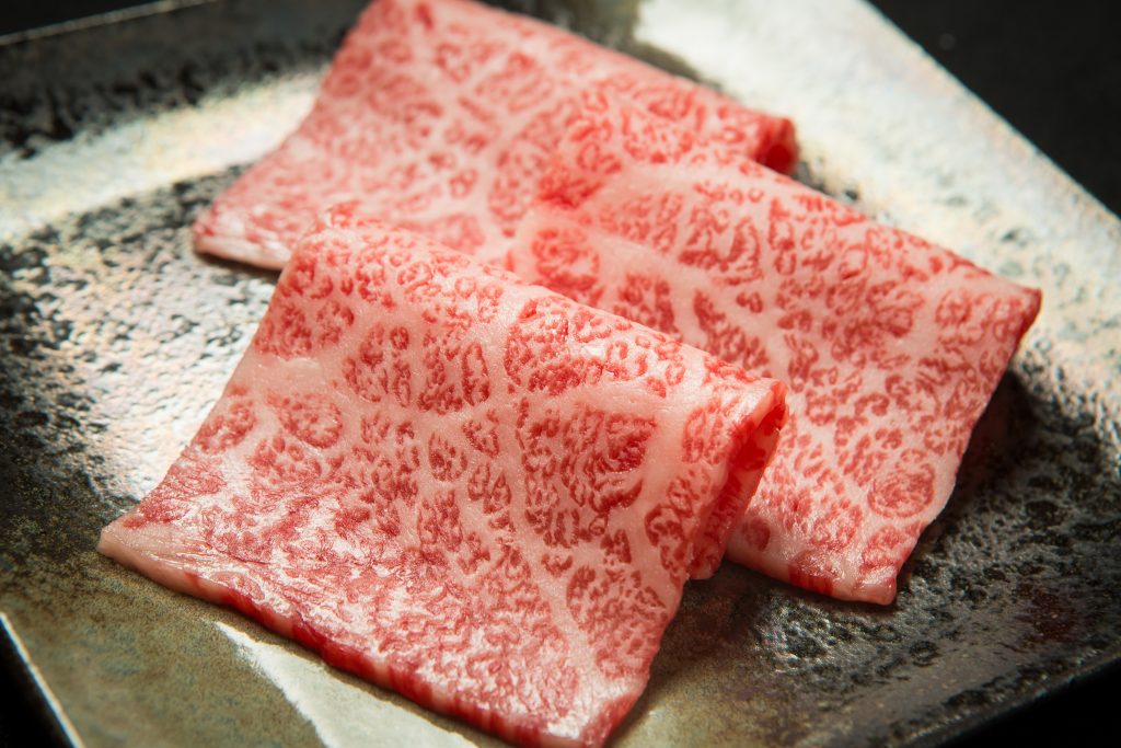 当店では、神戸牛の仕入れに際し、厳選された生産者とのみ直接取引を行い、品質・鮮度・安全性を徹底的に追求しています。