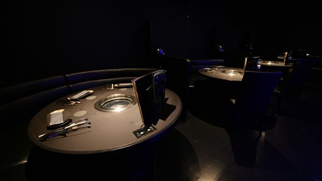 Kobe Beef Loungeでは、すべてのお席に上質なソファーチェアを配し、円形のテーブルを採用することで、洗練された空間を演出しております。